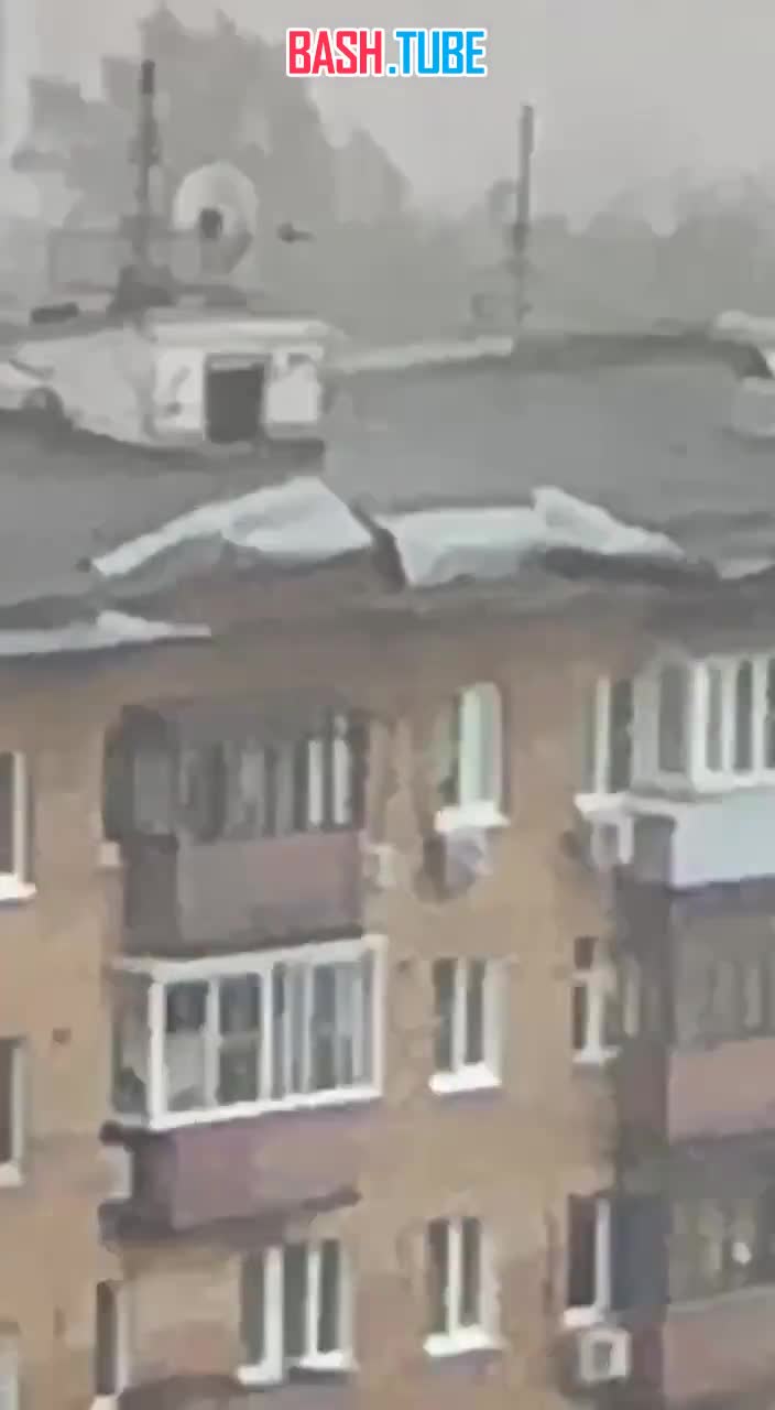 ⁣ Ураган на юге Москвы гнет обшивку крыш