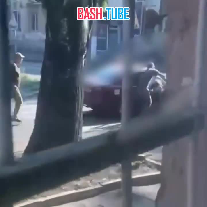⁣ В Одессе водитель прокатил на капоте военкомов, которые окружили его авто