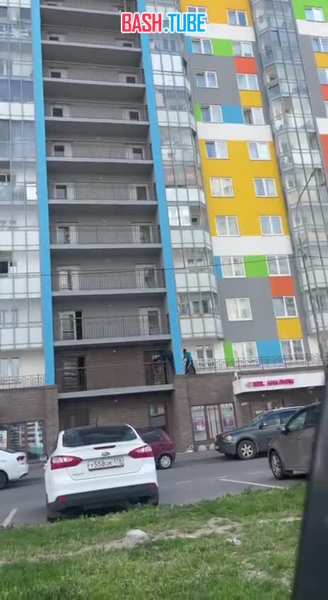 ⁣ Жители Мурино сняли видео, на котором запечатлели двух мужчин, перелезающих через балкон с пакетами