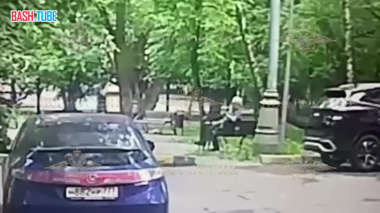 ⁣ Пьяный мужик в Москве избил дедушку за то, что тот не дал ему телефон позвонить