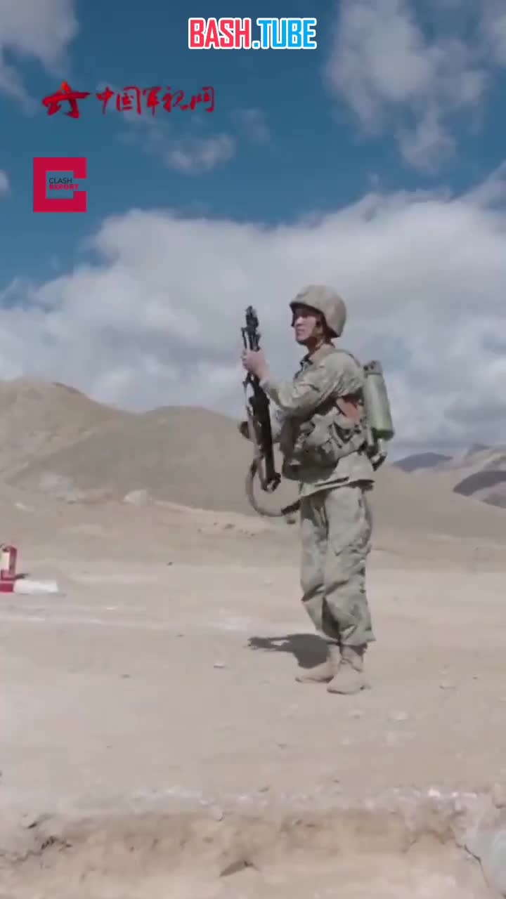 ⁣ Солдаты китайской НОАК тренируются с огнеметом Тип 74