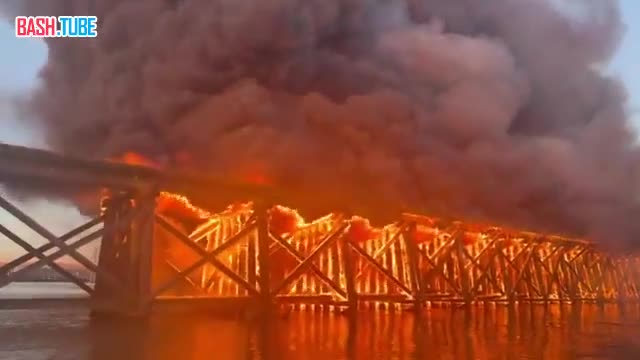 ⁣ В канадском Ричмонде загорелся мост. Огонь перекинулся на сооружение с рядом стоящего здания, сообщает CBC News