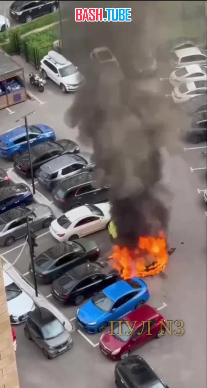 ⁣ В Москве подожгли BMW M4, потому что владелец постоянно парковался как хотел и раздражал местных громким выхлопом