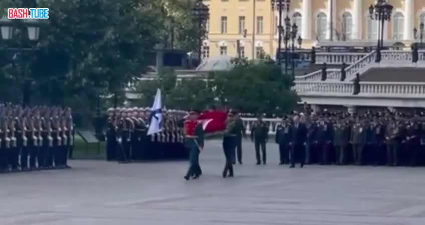⁣ Владимир Путин возложил венок к Могиле Неизвестного Солдата в День памяти и скорби
