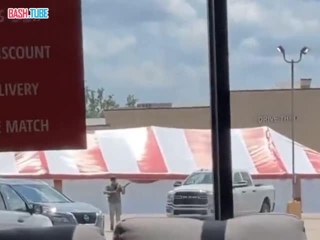 ⁣ Неизвестный открыл стрельбу по посетителям торгового центра в американском городе Фордайс в штате Арканзас