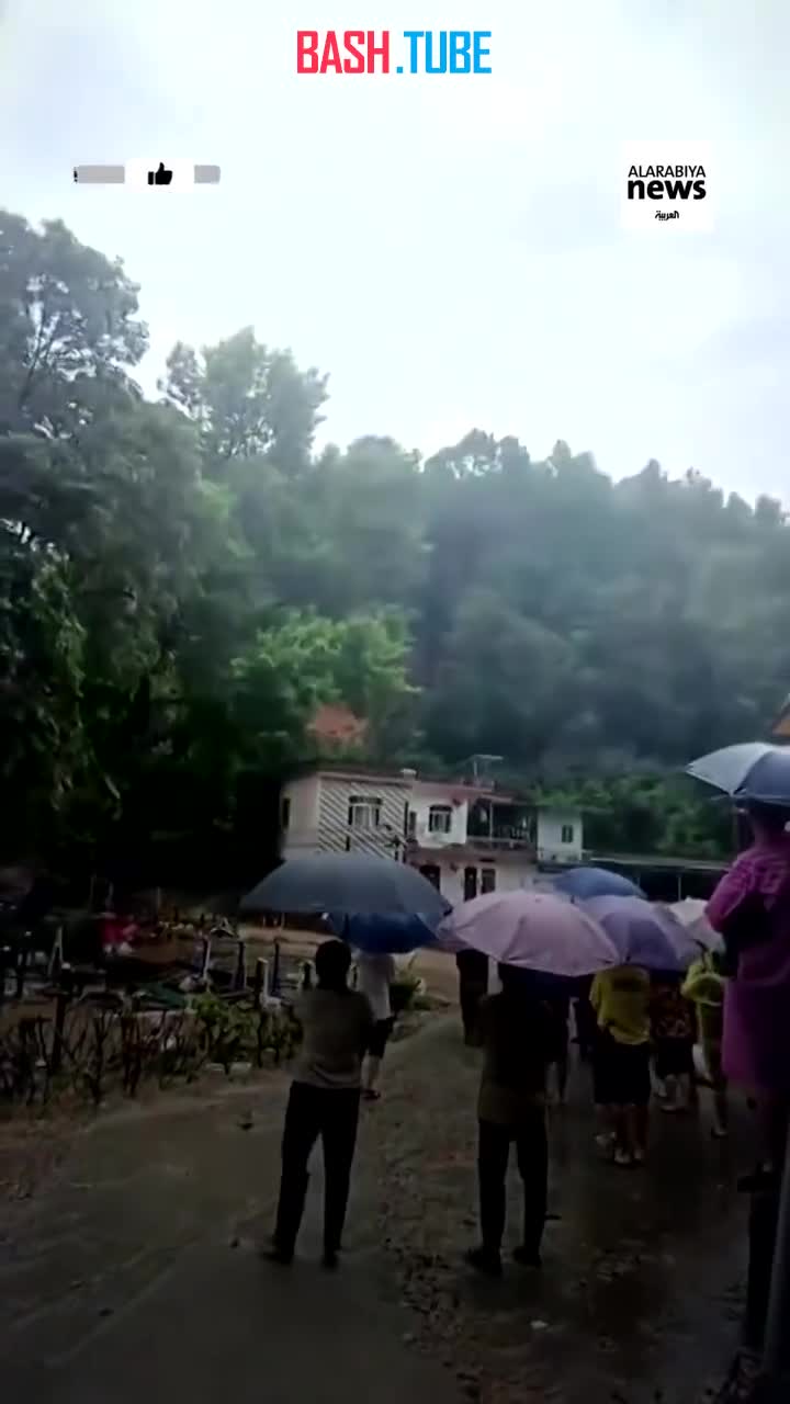 ⁣ Обрушение дома во время оползня, вызванного проливным дождем в провинции Аньхой на востоке Китая