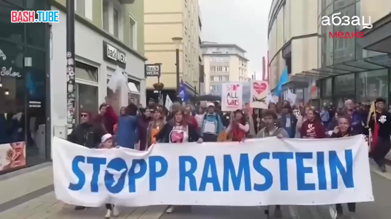 ⁣ «Мир без НАТО!»: В немецком городе Кайзерслаутерн прошла акция против альянса