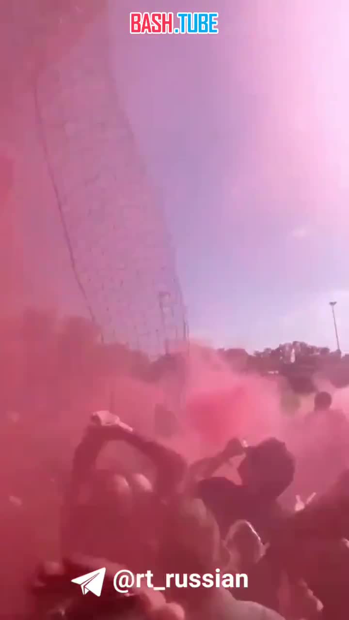 ⁣ Подвесной баннер обрушился на фанатов перед началом футбольного матча в Нидерландах