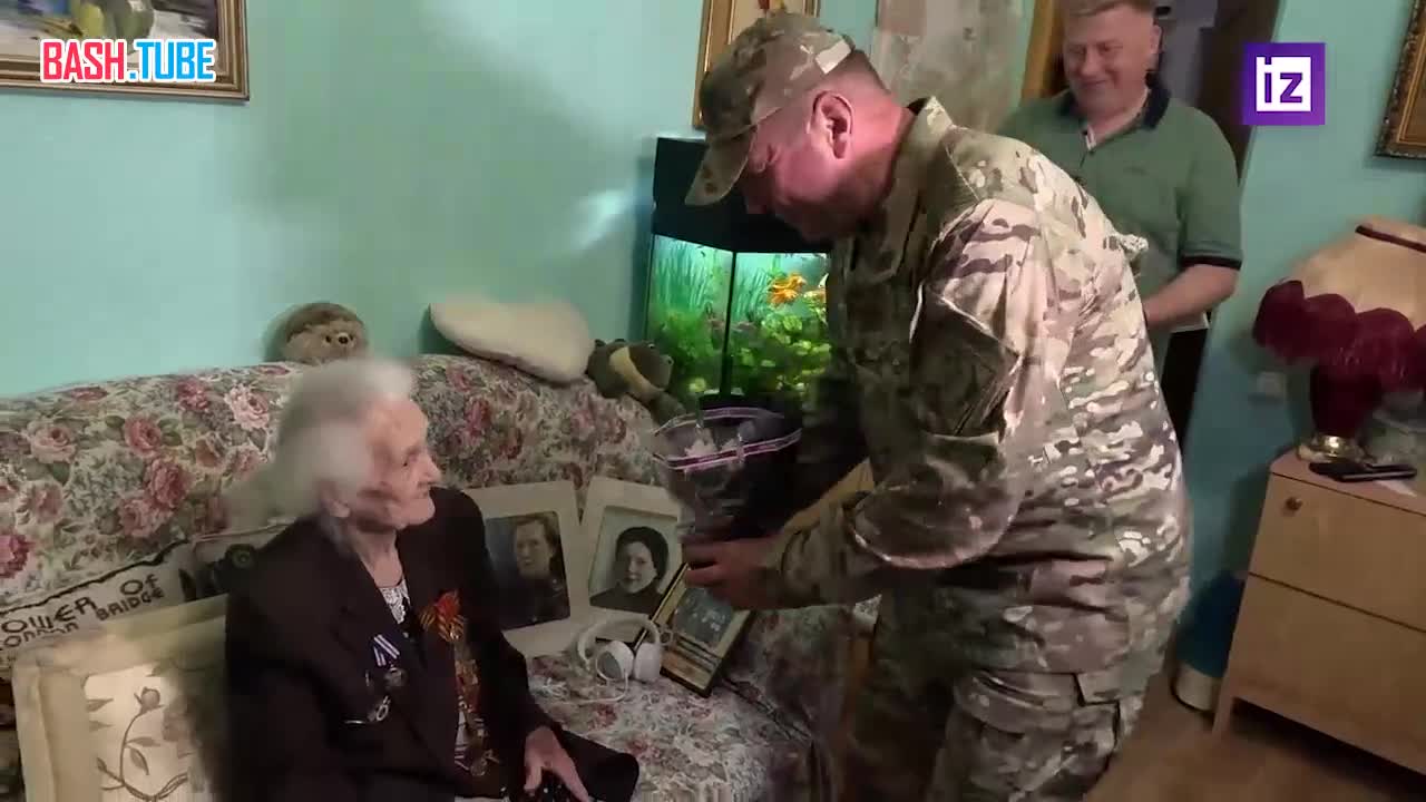 ⁣ Военные ВС РФ поздравили ветерана ВОВ из Луганска со столетием