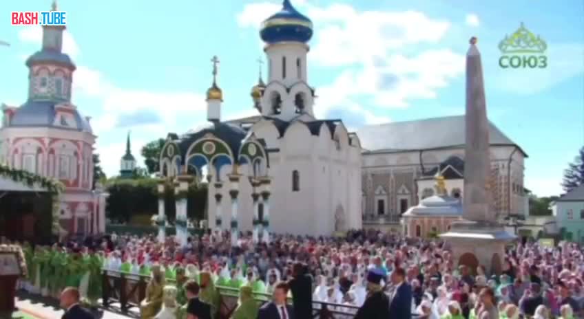 ⁣ Патриарх Кирилл проводит праздничную литургию в Троице-Сергиевой лавре в честь Дня Святой Троицы