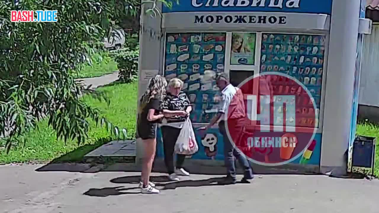 ⁣ В Обнинске (Калужская область) пожилой мигрант пытался шлепнуть девушку в шортах по заднице: в итоге его забрали росгвардейцы