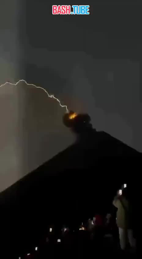  Шторм в Гватемале начался вместе с извержением вулкана de Fuego - молнии били прямо в жерло