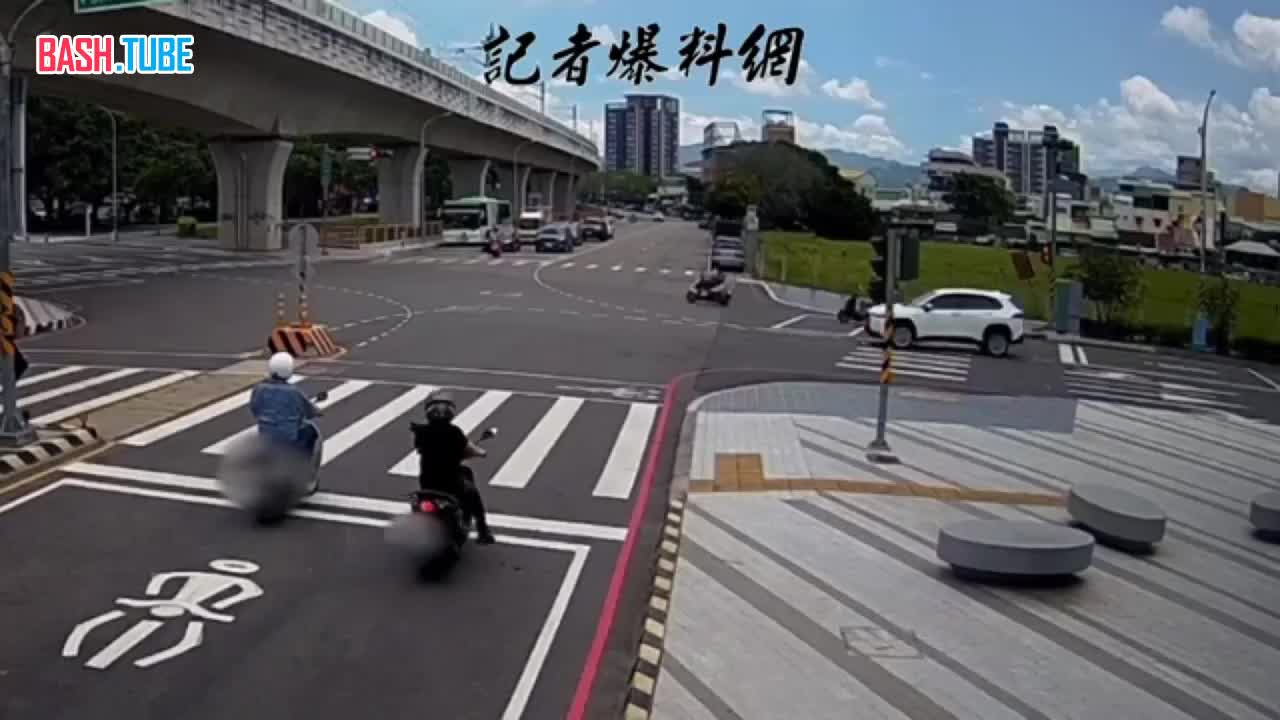 ⁣ В Китае автоледи устроила настоящий переполох на дороге