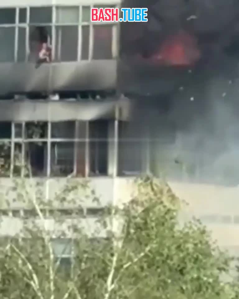 ⁣ Шокирующие кадры: люди прыгают из окон горящего здания во Фрязино