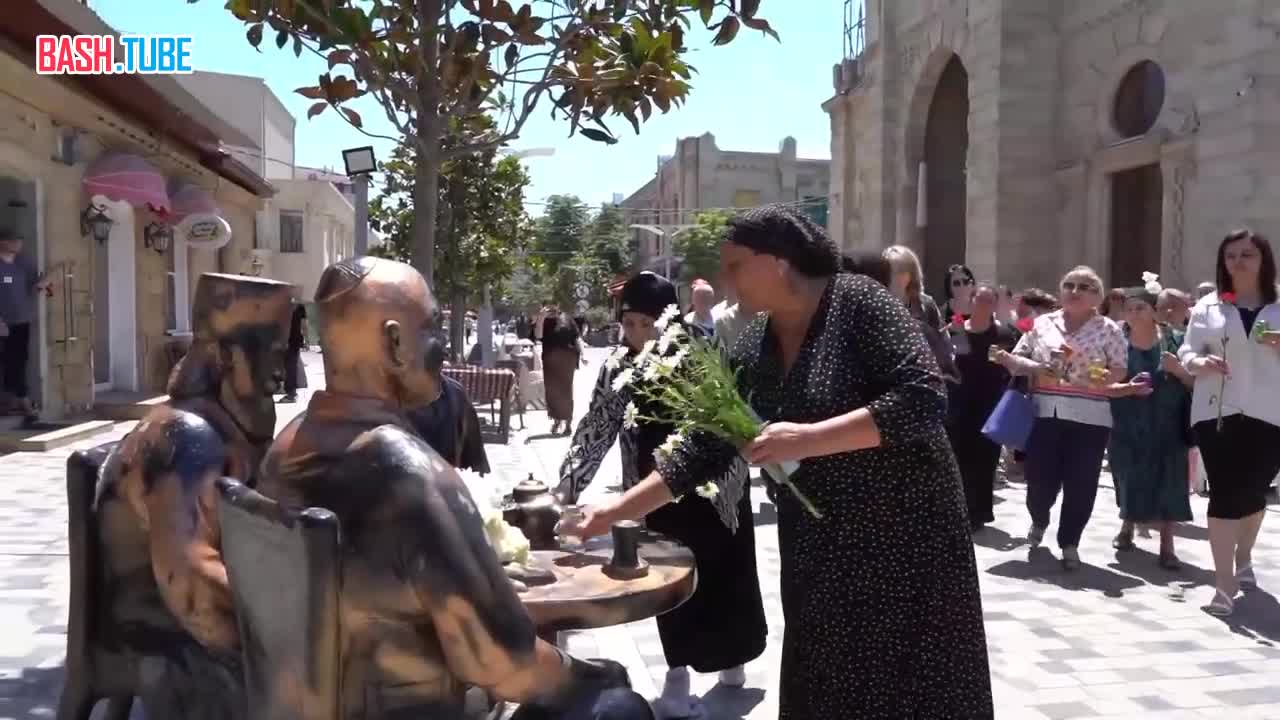 ⁣ Жители Дербента несут цветы к стихийному мемориалу, который создали у памятника трёх религий после вчерашнего теракта