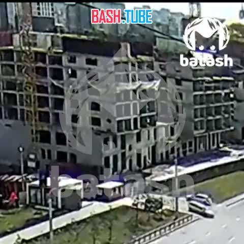 ⁣ Рабочий сорвался с пятого этажа стройки на Комсомольской в Уфе
