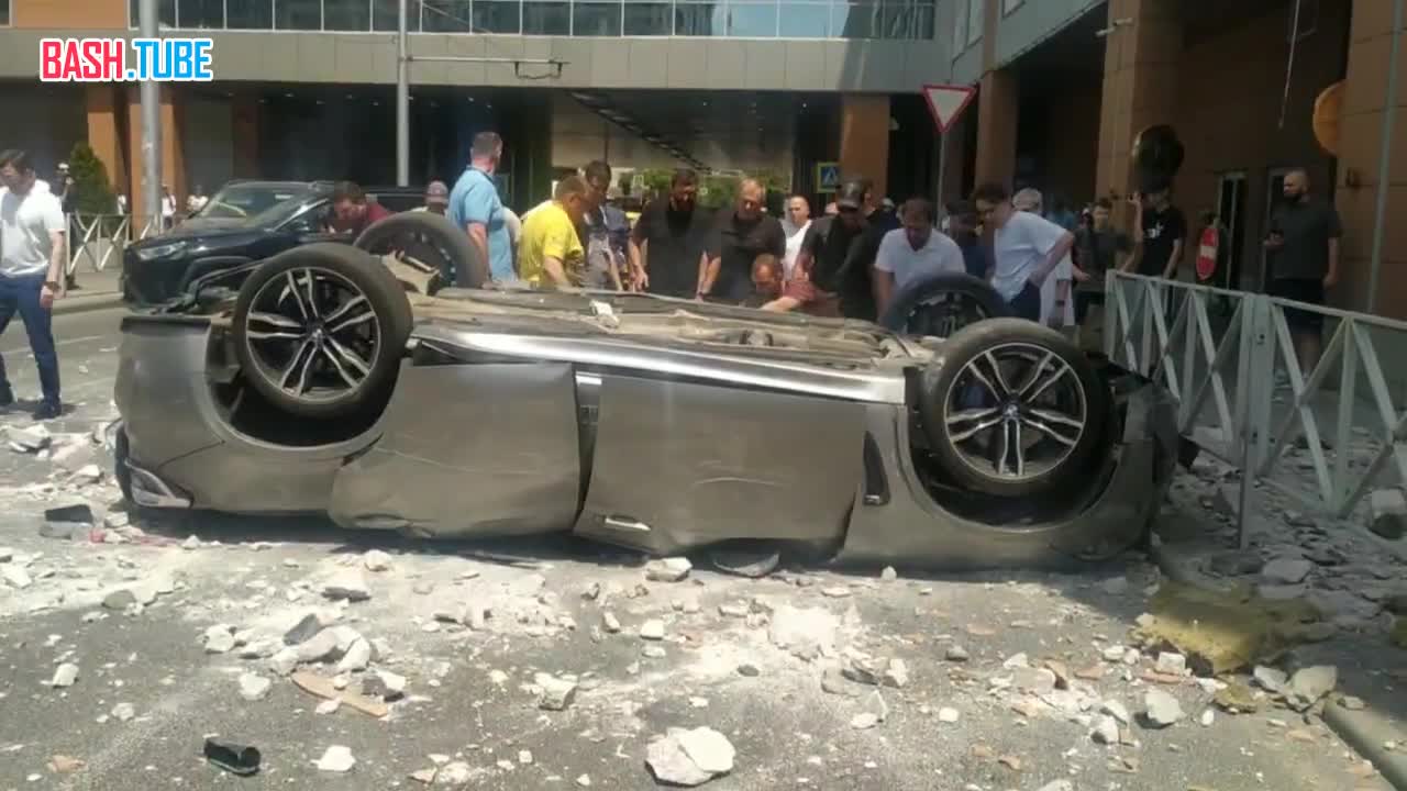 ⁣ В Краснодаре машина рухнула с 3-го этажа парковки в ТЦ «Галерея». Водитель перепутал педали