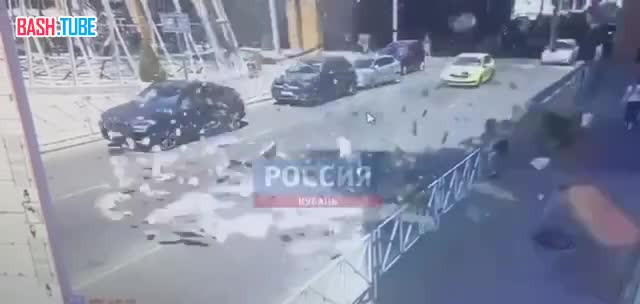 ⁣ Явно кто-то свыше спас шедшую по тротуару в Краснодаре девушку, когда с третьего этажа парковки выпала машина