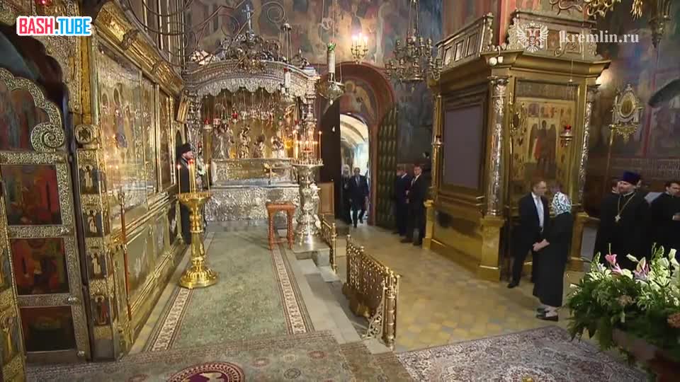 ⁣ Владимир Путин посетил Троицкий Собор, где находятся мощи Сергия Радонежского и икона «Троица» Андрея Рублёва