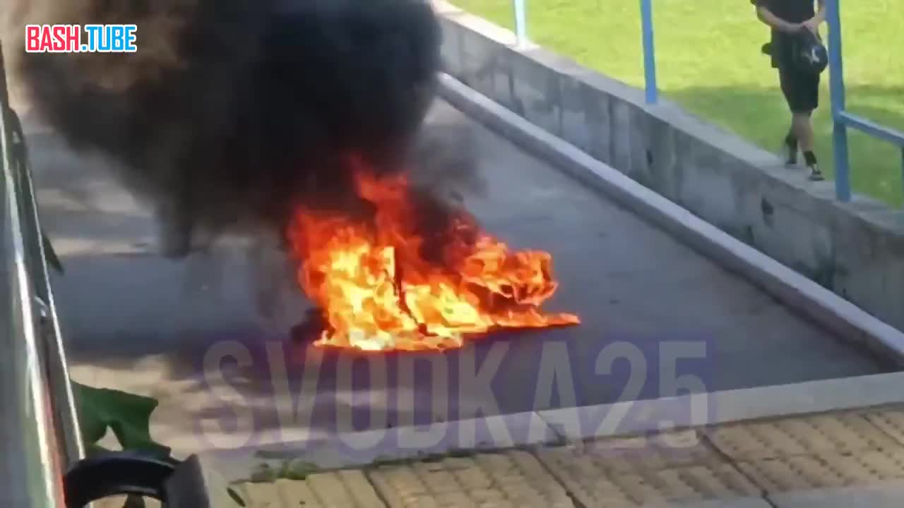 ⁣ Во Владивостоке в парке Минного городка вспыхнул мотоцикл