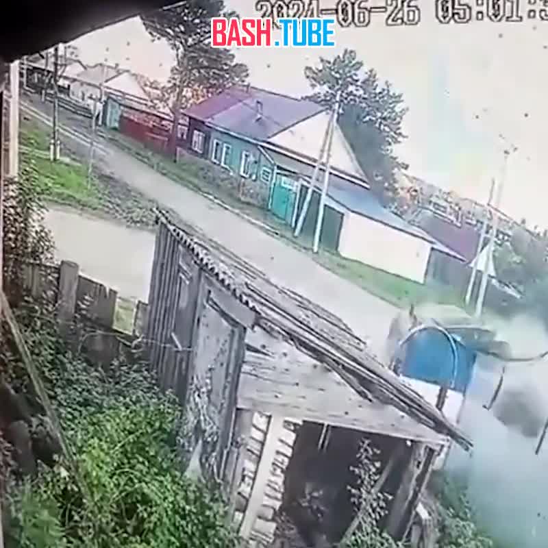 ⁣ В Усть-Ишиме пьяный водитель на скорости влетел в жилой дом