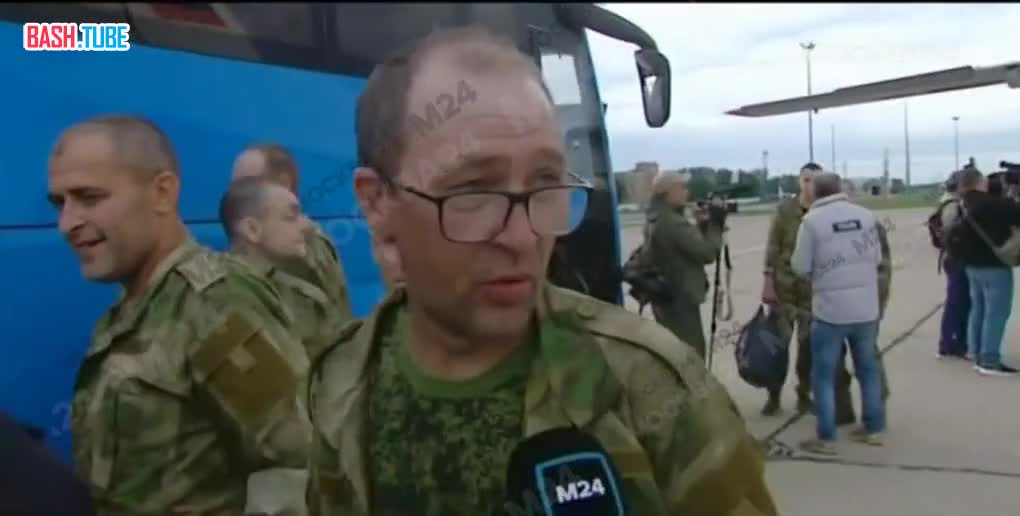 ⁣ Кадры с военного аэродрома в Москве, куда прилетели 90 российских бойцов-героев, которых обменяли из украинского плена