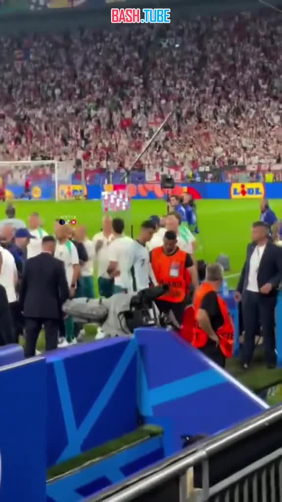 ⁣ Болельщик едва не оседлал Криштиану Роналду после матча с Грузией на Евро-2024. Он спрыгнул на футболиста с трибуны