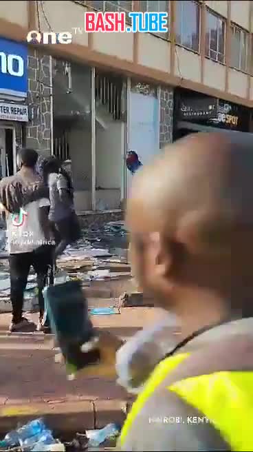 ⁣ С началом похорон убитых силовиками демонстрантов, в Кении возобновились протесты и погромы и разграбления магазинов