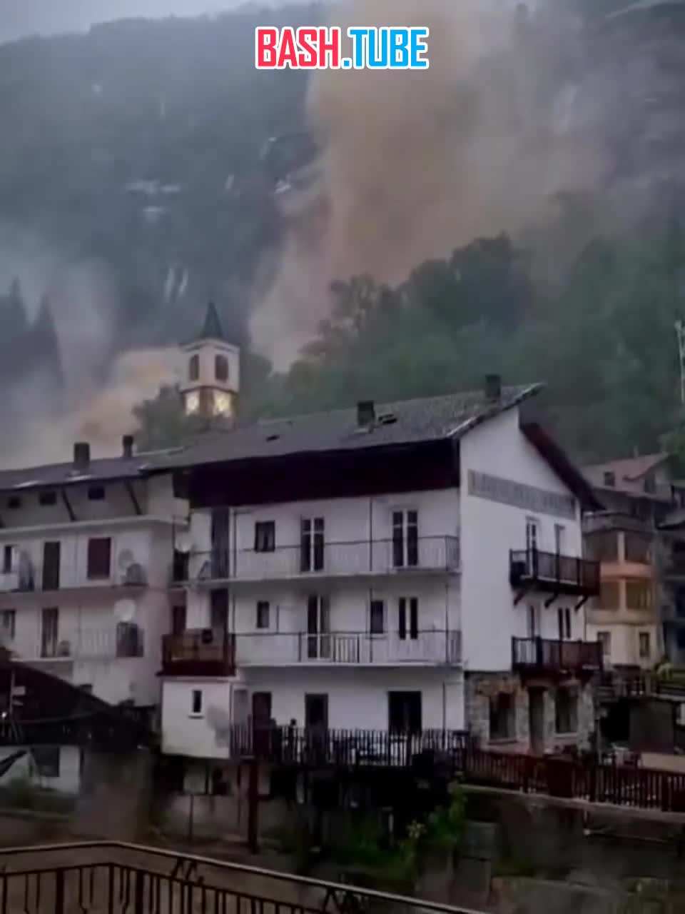 ⁣ В альпийских долинах северо-западной Италии продолжающиеся проливные дожди вызывают наводнения и оползни