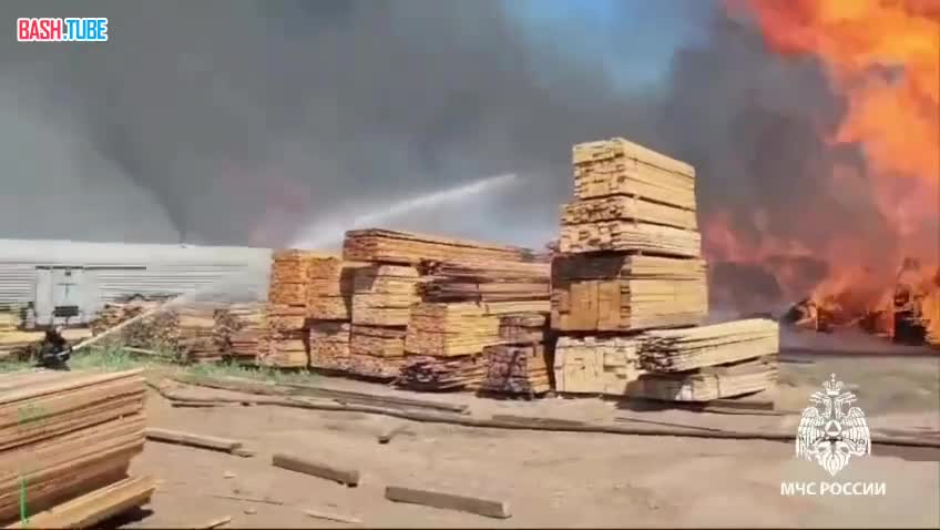  Склад горит в Братске в Иркутской области на площади 6 тыс квадратных метров, - МЧС РФ