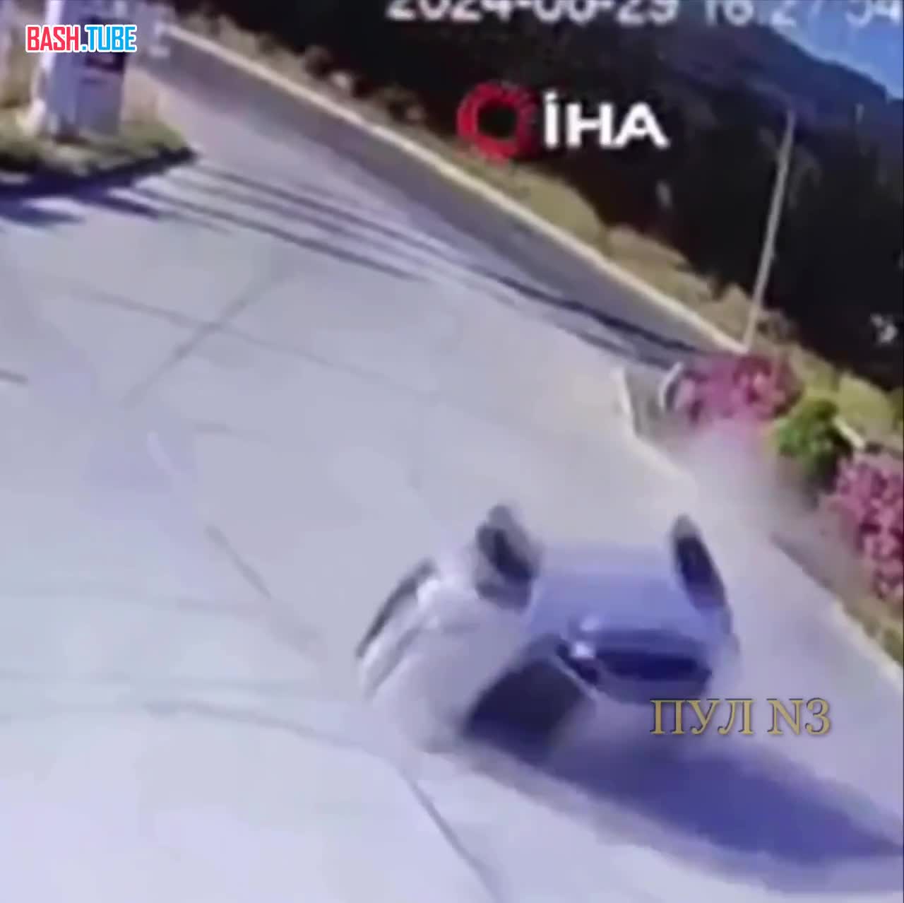 ⁣ В Турции машина перевернулась и на крыше доехала до заправки