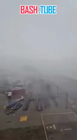⁣ Видео падения огромного крана в воду на верфи в польском Гданьске во время сильного шторма, обрушившегося на страну