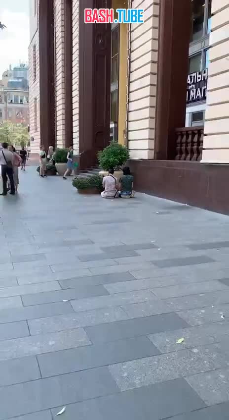 ⁣ В Москве очевидцы были возмущены поведением мигрантов, которые устроили молитвы в центре города