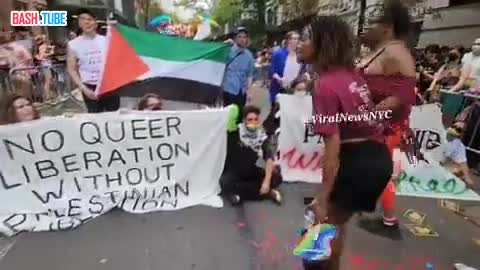 ⁣ Пропалестинские протестующие блокируют и срывают «парад гордости ЛГБТ+» в Нью-Йорке и обливают участников фальшивой кровью