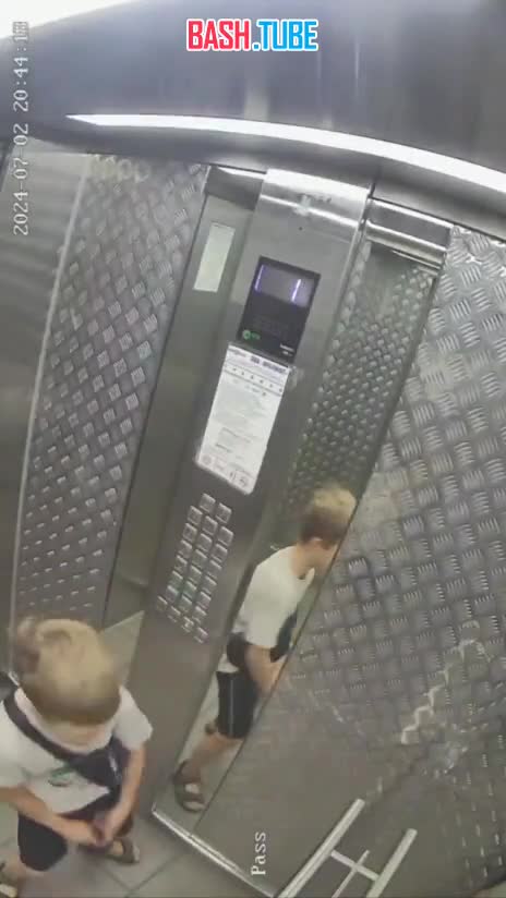 ⁣ В Краснодаре мальчик справил нужду на кнопки лифта и застрял