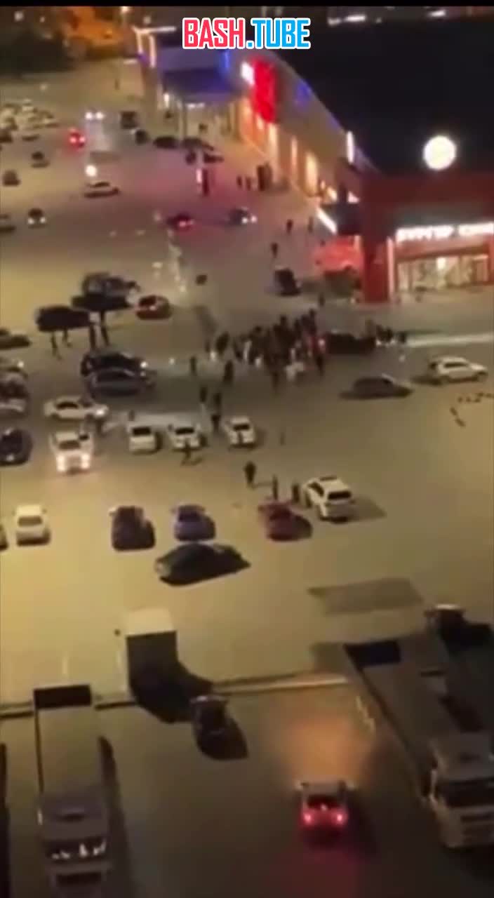 ⁣ Массовая драка со стрельбой произошла у гипермаркета в Тюмени