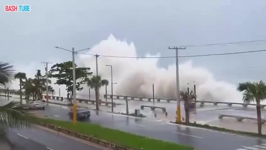 ⁣ Сильные волны, связанные с прохождением урагана Берилл, достигают линий электропередачи в Санто-Доминго