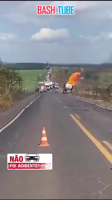 ⁣ Взрыв грузовика перевозившего топливо, после ДТП на шоссе в Пара в Бразилии