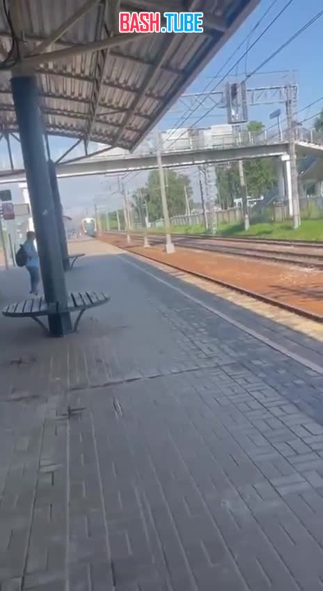 ⁣ В Красково женщина по какой-то причине была внизу платформы и не успела забраться на нее перед поездом