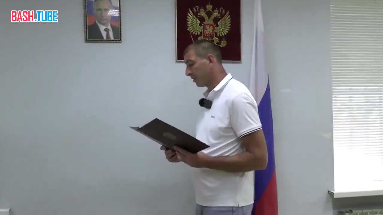 ⁣ Сдавшемуся в плен украинскому военнослужащему вручили паспорт гражданина России в ЛНР