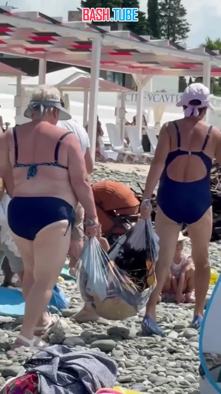  Туристы на собственных полотенцах убирают пляжи в Сириусе