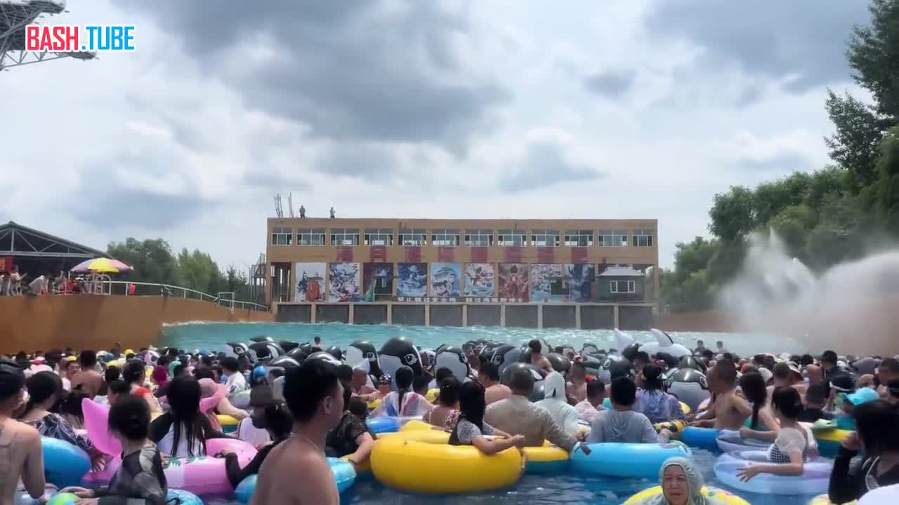  В китайских аквапарках отдых больше похож в борьбу за выживание