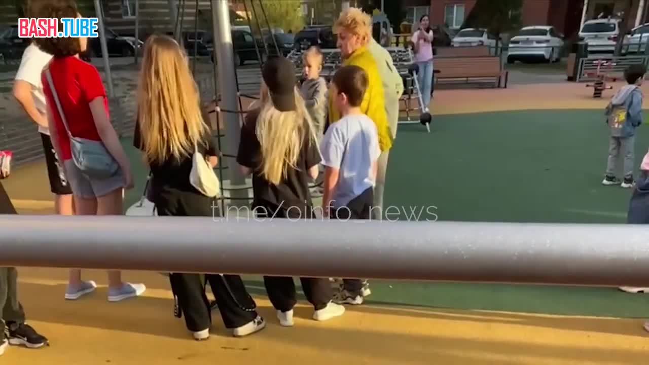  В Подмосковье две пенсионерки требовательно с резкими матерными словечками выпроваживали горстку подростков из двора