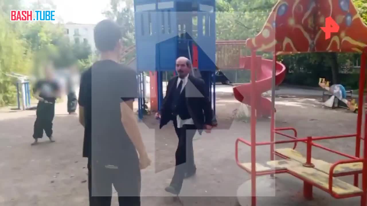  Трое подростков избили мужчину, переодетого в костюм Владимира Ленина