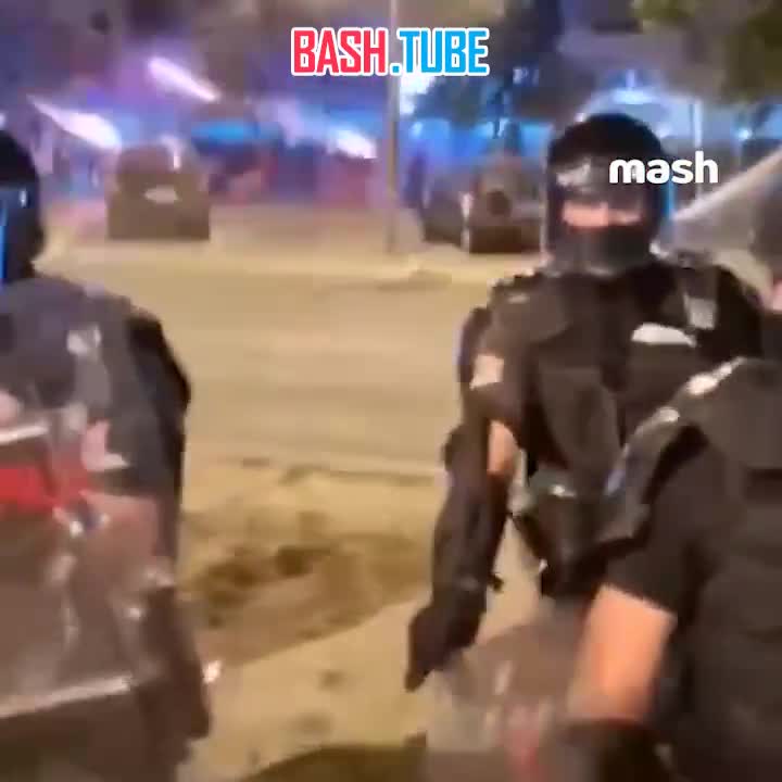  Протестующие нападают на полицию в Белграде и Нови-Саде