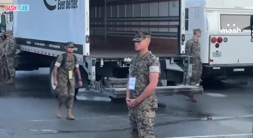  Российских журналистов под охраной Нацгвардии США собирают перед началом церемонии встречи Путина и Трампа