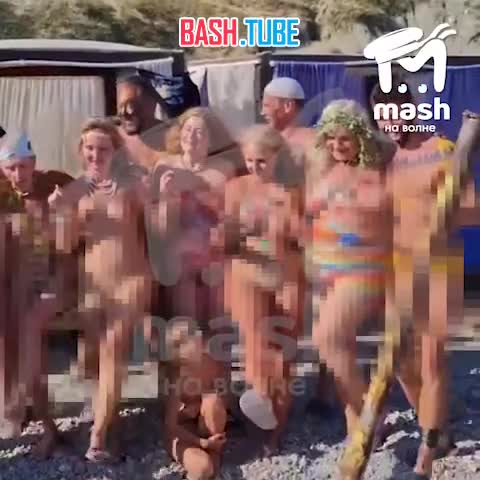  В Коктебеле на нудистском пляже устроили День Нептуна с голыми взрослыми и ребенком