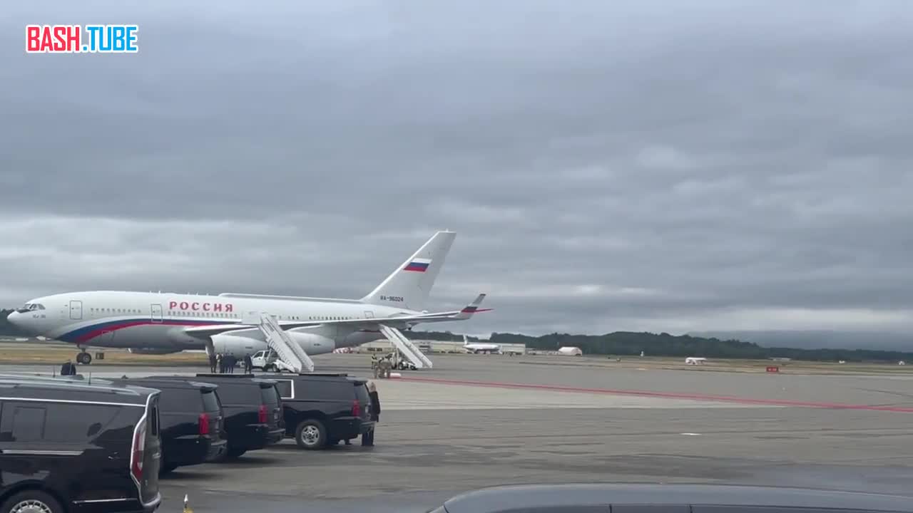  Самолет Путина и Трампа стоят друг рядом с другом. Президенты должны будут встретиться на красной дорожке