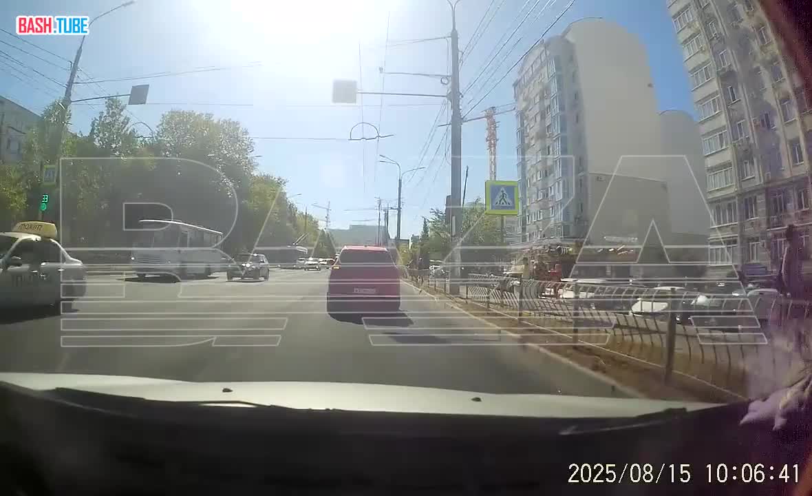  В Севастополе обрушился строительный кран - момент обрушения попал на видеорегистратор машины
