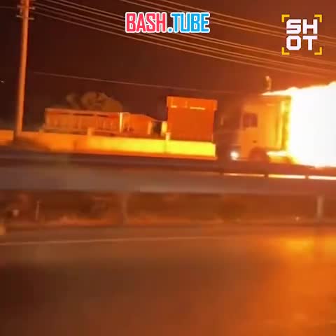  Горящий грузовик проехал 8 километров по трассе в Турции. Во время поездки в прицепе загорелись химикаты и краска